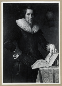 106027 Portret van J. Pater, geboren 1595, schepen van Utrecht (1634-1642), overleden 1642. Kniestuk rechts van voren, ...
